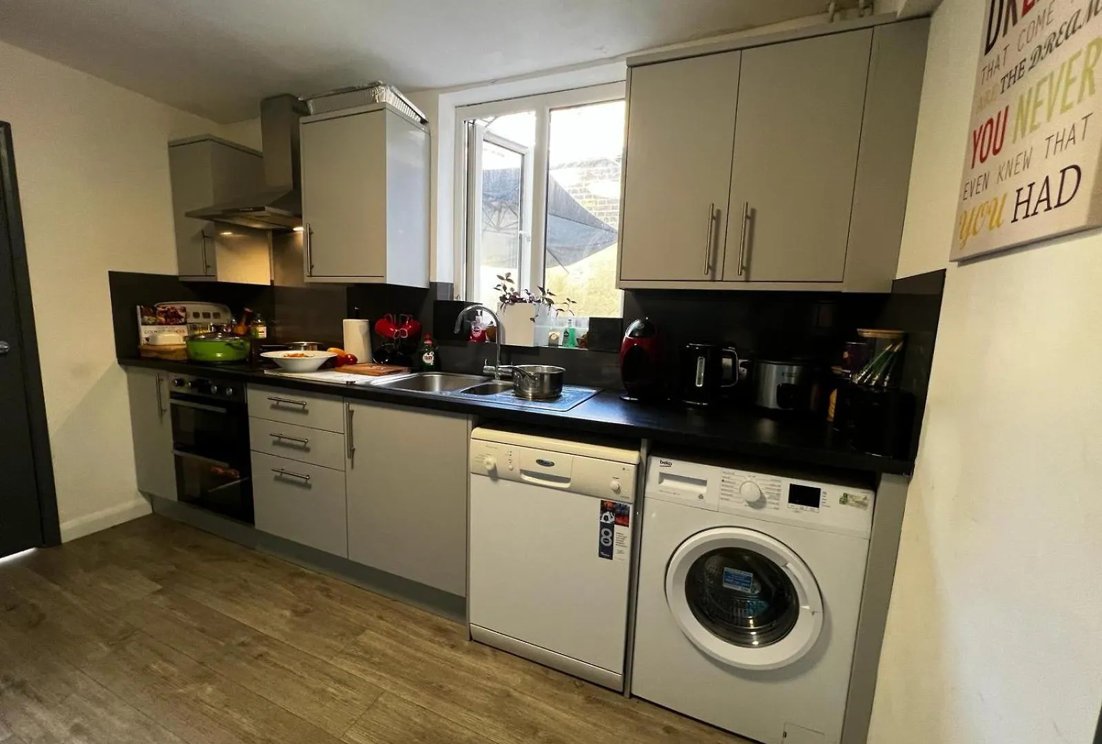Lovely 2 Bedroom Holiday Home With Free Parking contacts